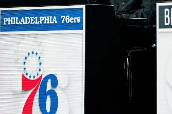 76人隊與馬刺洽談交易榜眼簽的可能性 76人隊與馬刺洽談交易榜眼簽的可能性