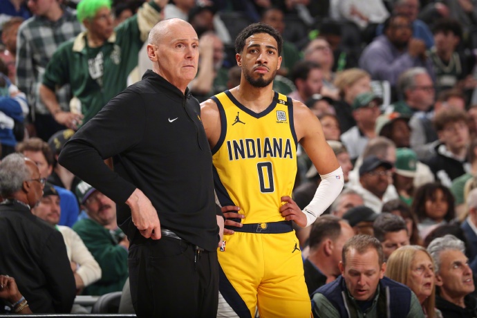 卡萊爾堅定聲援福斯特:力挺裁判背后的信任與理解 卡萊爾堅定聲援福斯特:力挺裁判背后的信任與理解