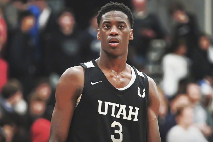 2026 年狀元熱門迪班薩與 Fanatics 達成八位數 NIL 合同 2026 年狀元熱門迪班薩與 Fanatics 達成八位數 NIL 合同