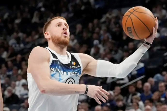 迪文琴佐獲得意大利國(guó)籍,將有資格代表國(guó)家隊(duì)出戰(zhàn) 迪文琴佐獲得意大利國(guó)籍,將有資格代表國(guó)家隊(duì)出戰(zhàn)