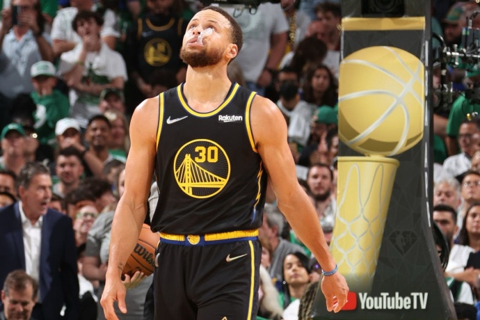 斯蒂芬·庫里回歸戴維森:點亮未來之星 斯蒂芬·庫里回歸戴維森:點亮未來之星