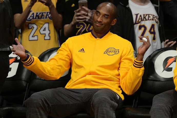 科比退役戰熱身服拍出 33.6 萬美元高價,傳奇價值再掀熱潮 科比退役戰熱身服拍出 33.6 萬美元高價,傳奇價值再掀熱潮