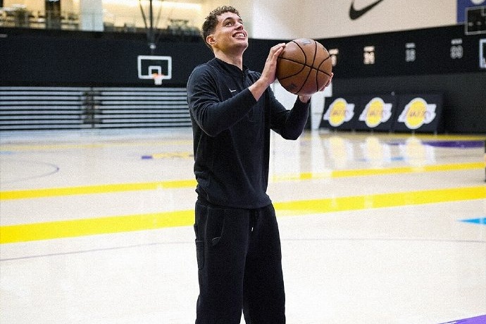 湖人與克里斯·馬農簽下雙向合同,新賽季身披湖人30號球衣 湖人與克里斯·馬農簽下雙向合同,新賽季身披湖人30號球衣